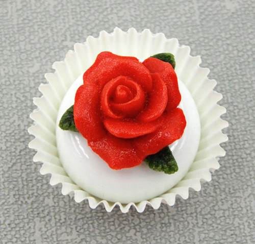 Click to view detail for HG-154 Rose Petit Four White Choc Red Rose $55